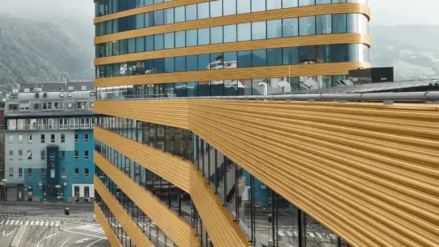P1 mit Hochhaus und geschwungenem Sockelbau im Innsbrucker Stadtraum