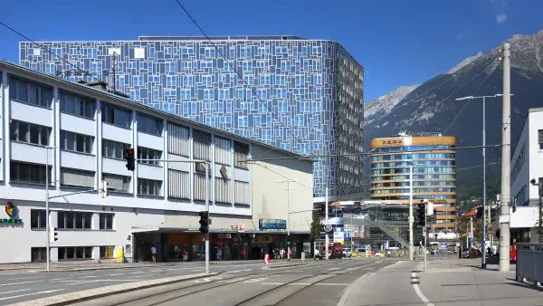 P2 im Innsbrucker Bahnhofsumfeld mit P1 im Hintergrund